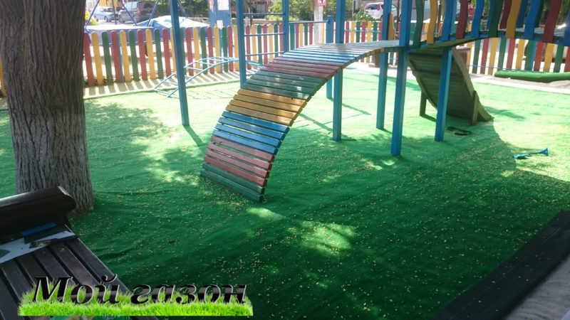 Искусственный газон на детской площадке, сдали очередной объект